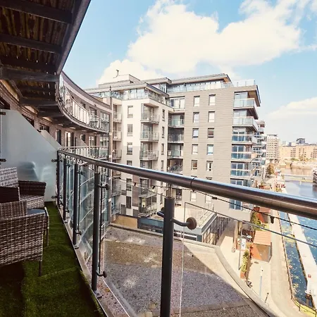 King River Canal View& Free Secure Parking! Apartment